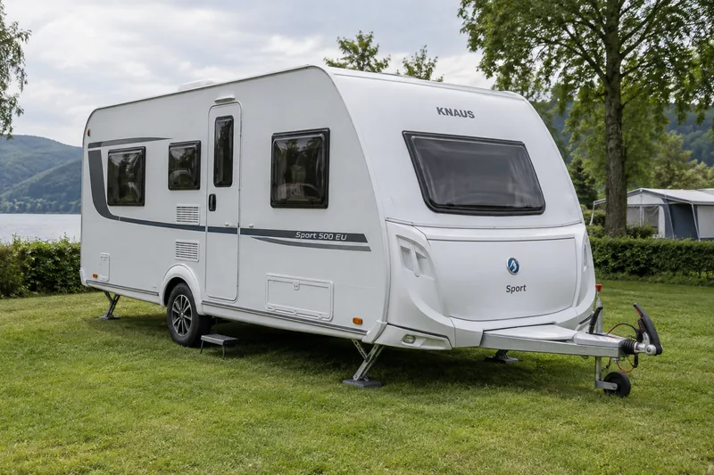 KI-generiertes Beispielbild · Knaus Sport Familienwohnwagen