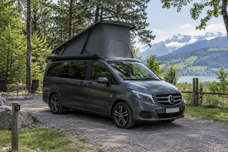 KI-generiertes Beispielbild · Mercedes Marco Polo – Stadtflitzer